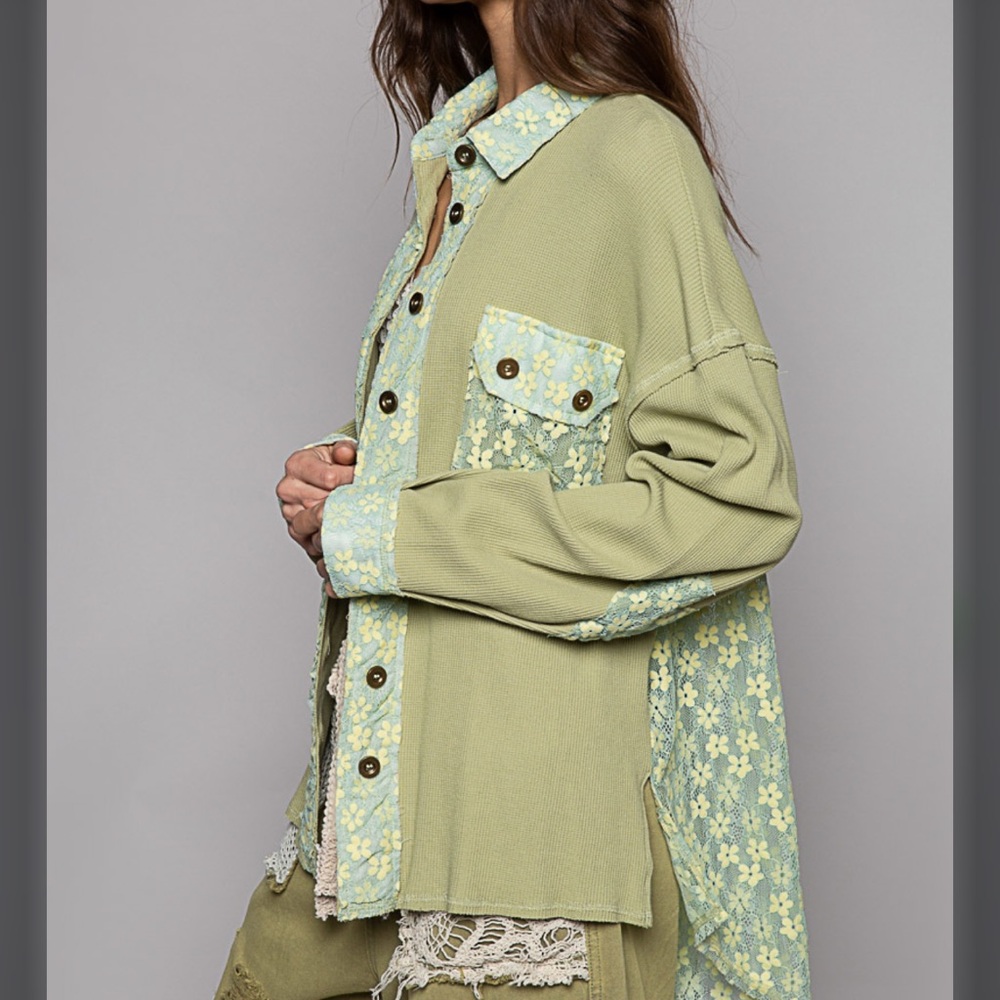 POL Green Floral Button-Up Top - Picture 2 of 3